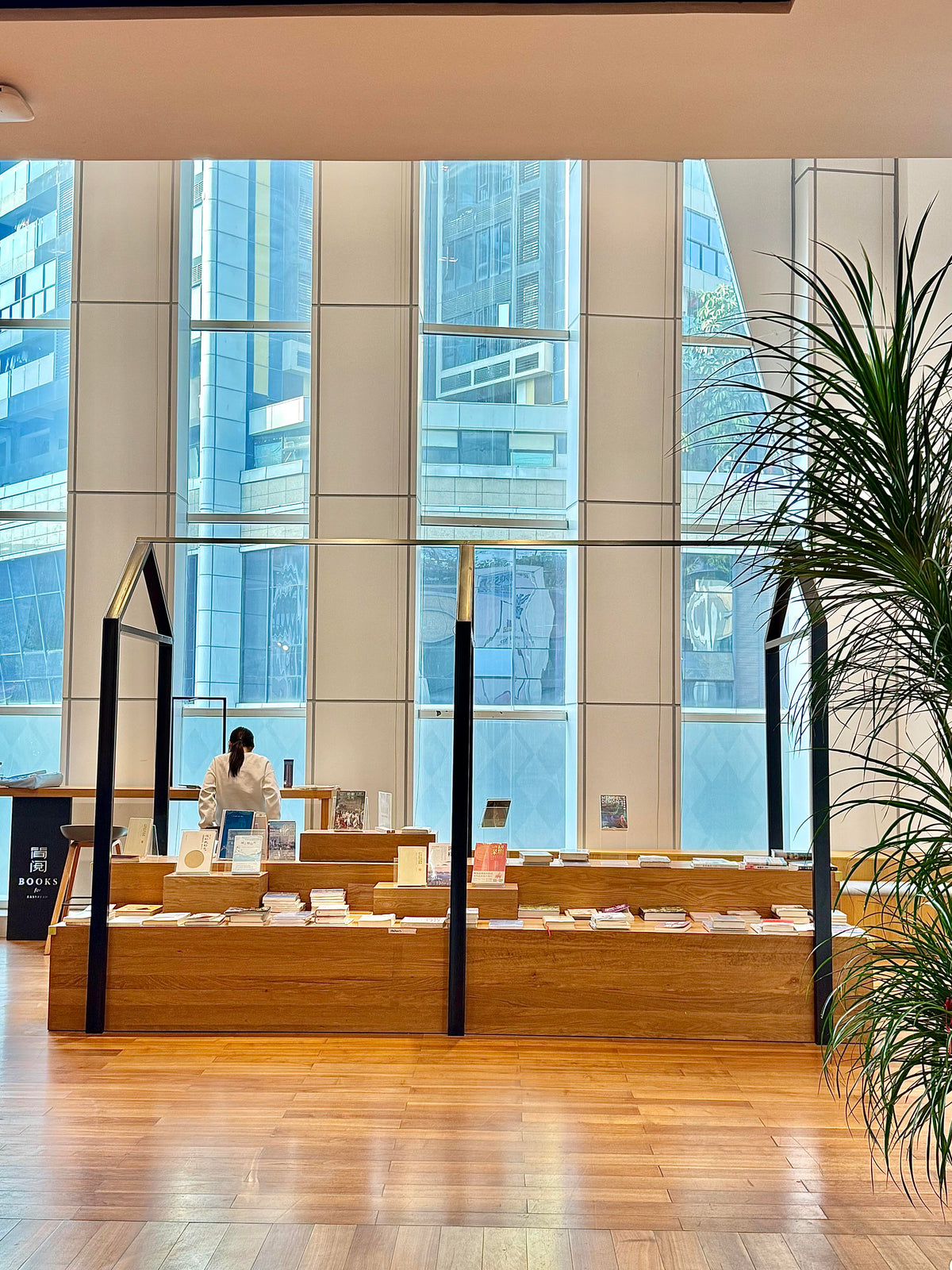 Sculptural artistic luxury retail interior by Mascustom 4