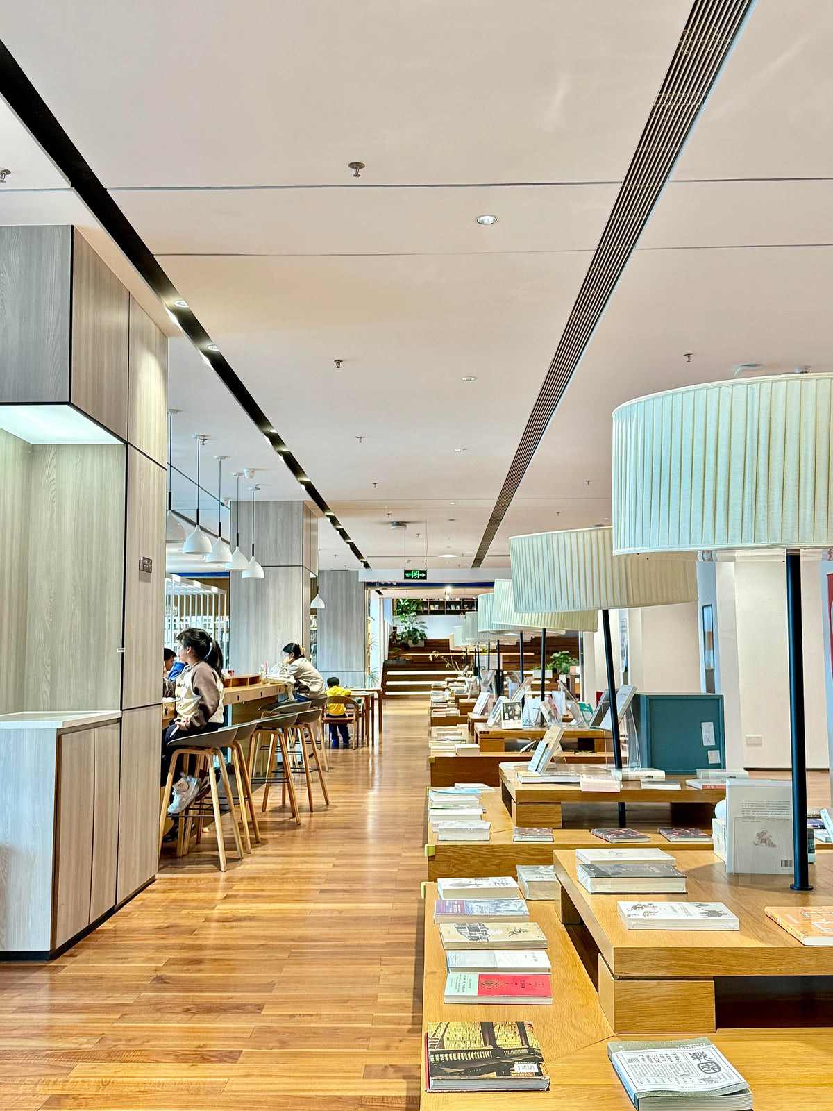 Sculptural artistic luxury retail interior by Mascustom 6