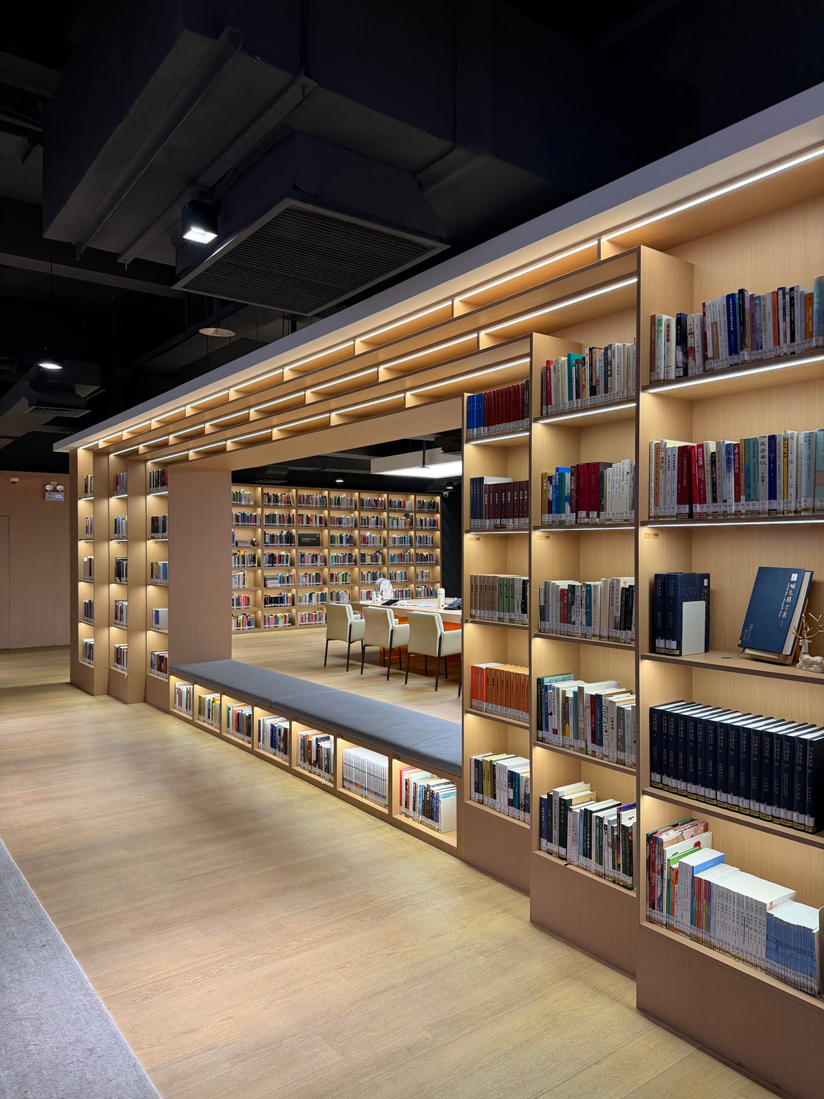 Sculptural artistic luxury retail interior by Mascustom 7