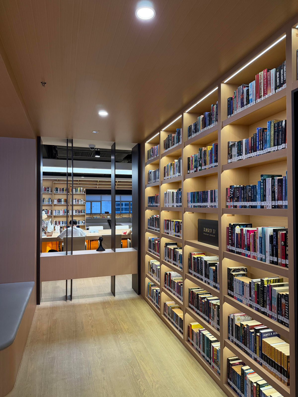 Sculptural artistic luxury retail interior by Mascustom 5