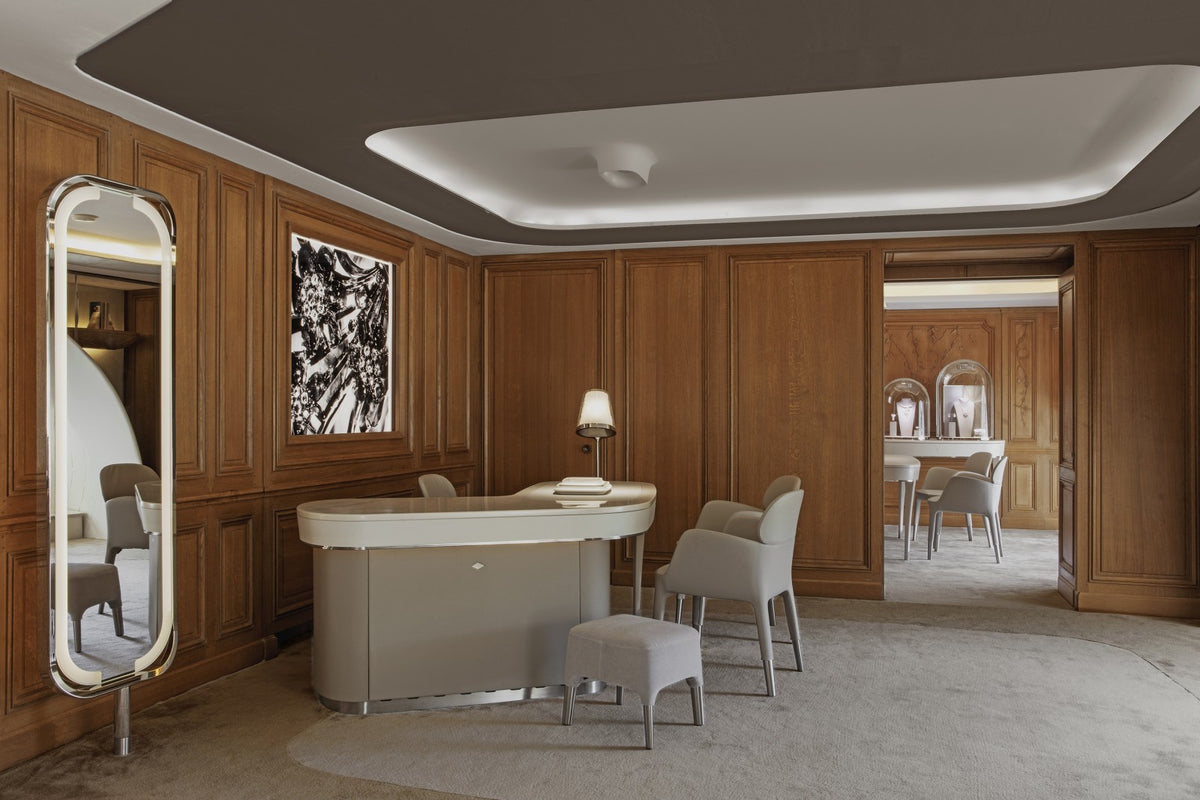 Modern luxury jewelry and watch boutique interior by Mascustom 7