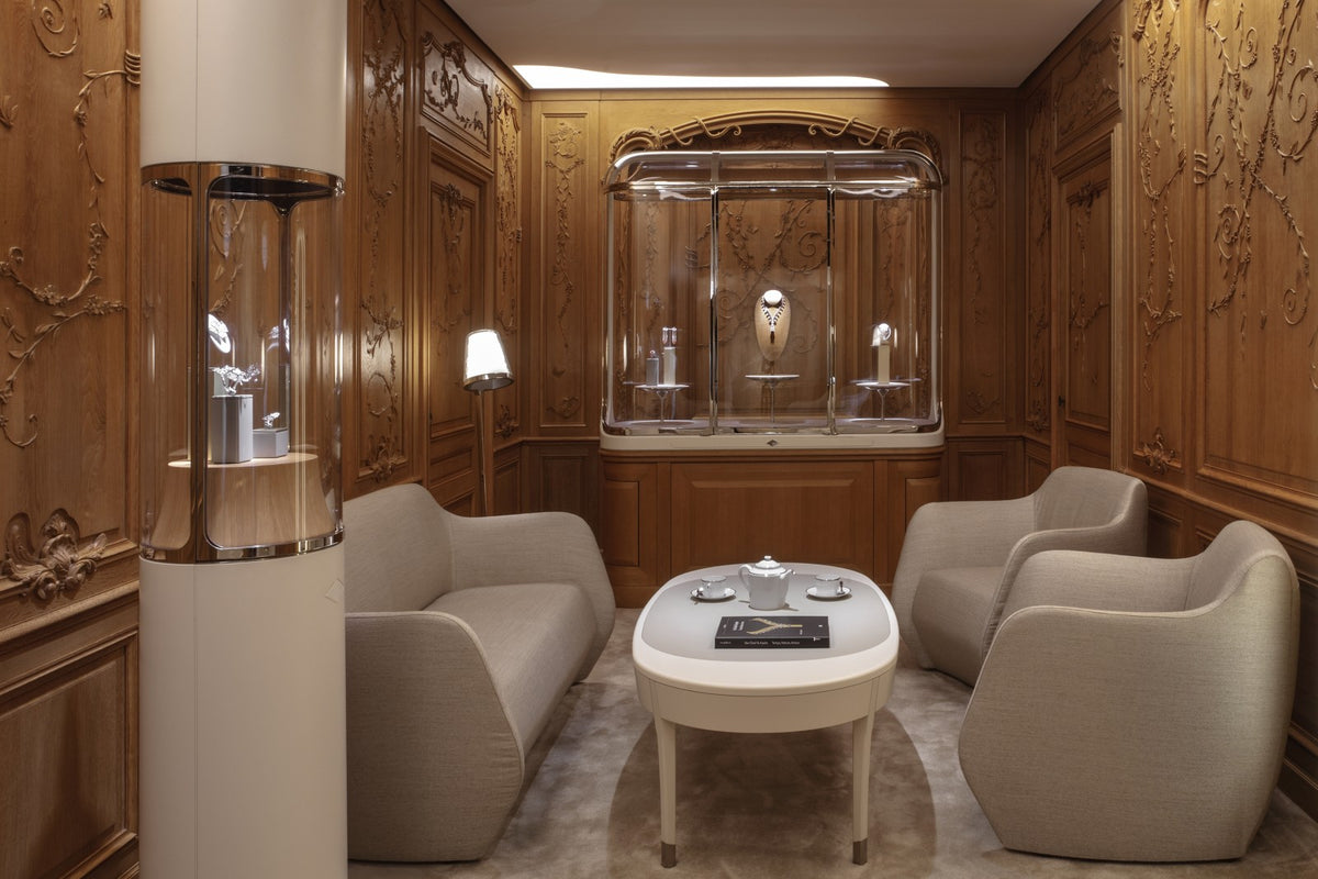 Modern luxury jewelry and watch boutique interior by Mascustom 6